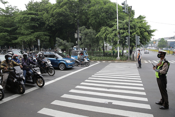 Petugas kepolisian bersama pengguna jalan berdoa di Jalan TB Simatupang, Jakarta, Sabtu (10/7/2021).