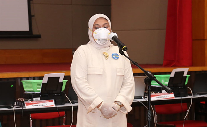Menaker Ida Fauziyah saat meninjau pelaksanaan Vaksinasi Covid-19 Gotong Royong bagi ribuan pekerja Industri dan keluarganya di Karawang, Sabtu (10/7/2021).