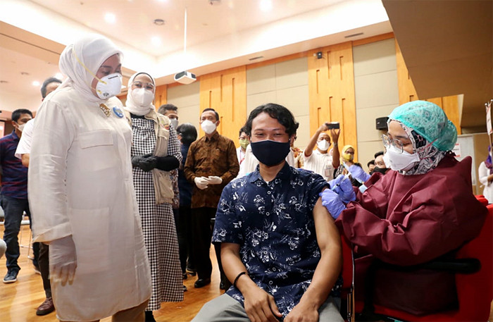 Menaker Ida Fauziyah saat meninjau pelaksanaan Vaksinasi Covid-19 Gotong Royong bagi ribuan pekerja Industri dan keluarganya di Karawang, Sabtu (10/7/2021).