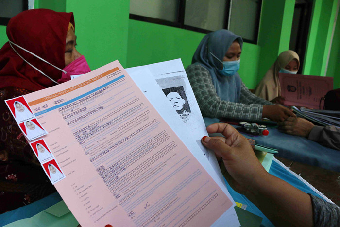 Orang tua calon murid mengembalikan formulir pendaftaran sekolah di SMK Syahid, Cilincing ,Jakarta, Sabtu (10/7/2021).