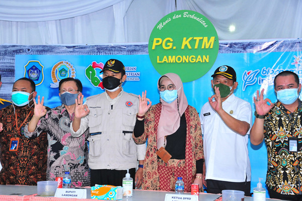 Pelaksanaan vaksinasi karyawan PT Kebun Tebu Mas (KTM) di Lamongan Jawa Timur.