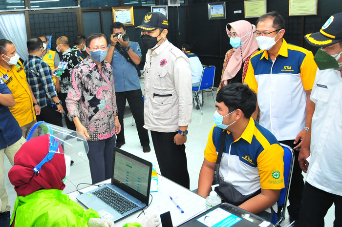 Pelaksanaan vaksinasi karyawan PT Kebun Tebu Mas (KTM) di Lamongan Jawa Timur.