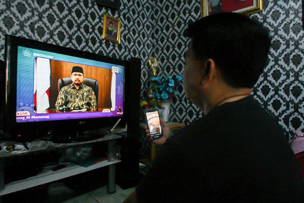 Warga saat mengikuti doa bersama secara virtual yang disiarkan secara langsung oleh akun Youtube Kementerian Agama di Jakarta, Minggu (11/7/2021).
