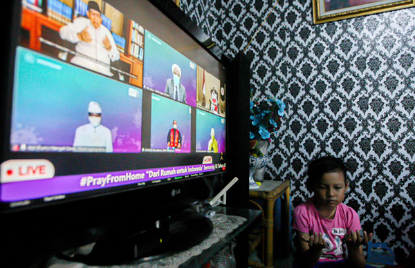 Warga saat mengikuti doa bersama secara virtual yang disiarkan secara langsung oleh akun Youtube Kementerian Agama di Jakarta, Minggu (11/7/2021).