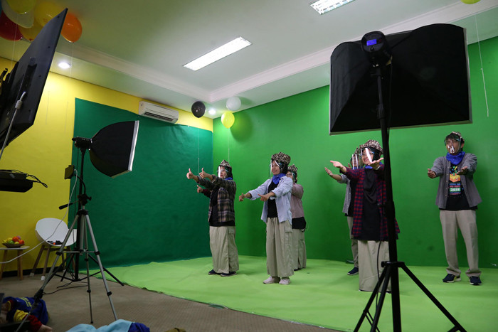Hari pertama Layanan Orientasi Sekolah (LOS), dari Studio Kelas 1 Sekolah Kreatif SD Muhammadiyah 16 Surabaya, Jawa Timur, Senin (12/7/2021).