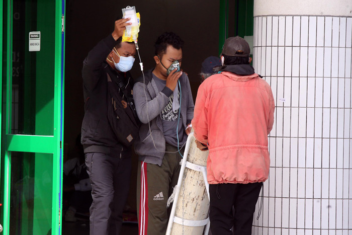 Suasana antrian perawatan di ruang Instalasi Gawat Darurat (IGD), RSUD Dr Soetomo Surabaya, Jawa Timur, Senin (12/7/2021).