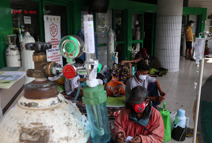 Suasana antrian perawatan di ruang Instalasi Gawat Darurat (IGD), RSUD Dr Soetomo Surabaya, Jawa Timur, Senin (12/7/2021).