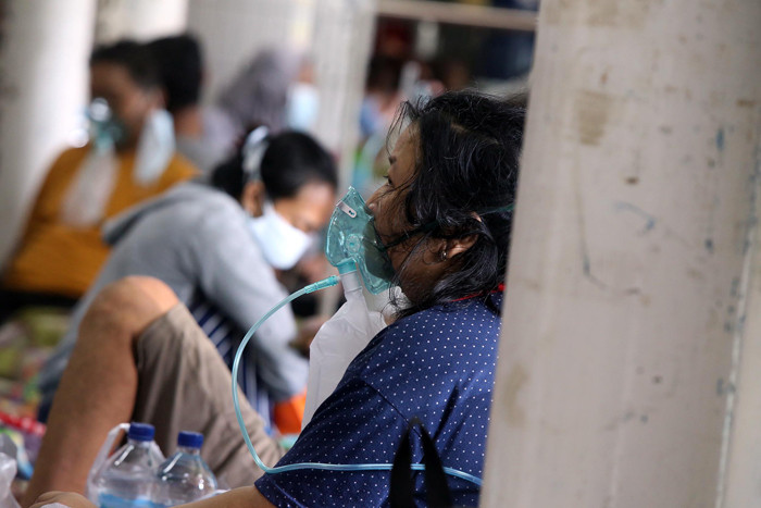 Suasana antrian perawatan di ruang Instalasi Gawat Darurat (IGD), RSUD Dr Soetomo Surabaya, Jawa Timur, Senin (12/7/2021).