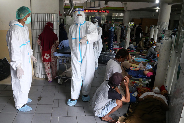 Suasana antrian perawatan di ruang Instalasi Gawat Darurat (IGD), RSUD Dr Soetomo Surabaya, Jawa Timur, Senin (12/7/2021).