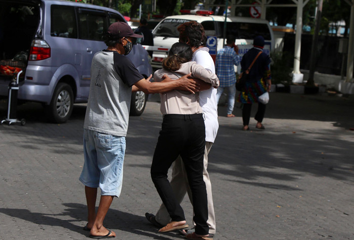 Suasana antrian perawatan di ruang Instalasi Gawat Darurat (IGD), RSUD Dr Soetomo Surabaya, Jawa Timur, Senin (12/7/2021).