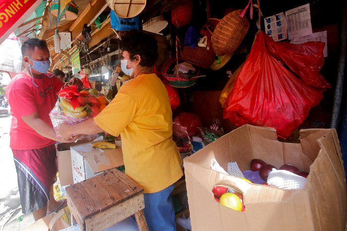 Penjual menyelesaikan pembuatan parcel buah di kawasan Jalan Barito, Jakarta Selatan, Senin (12/7/2021).