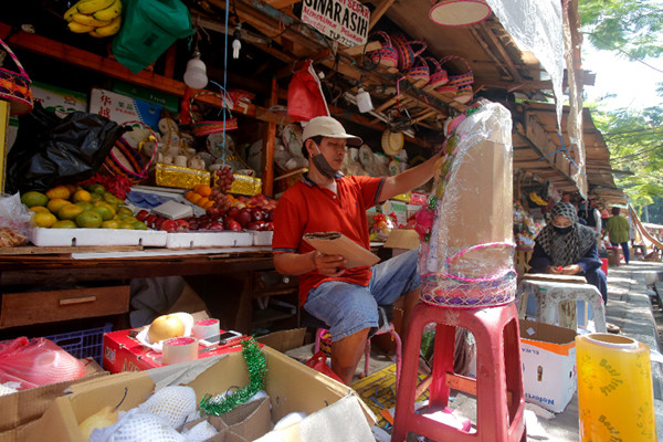 Penjual menyelesaikan pembuatan parcel buah di kawasan Jalan Barito, Jakarta Selatan, Senin (12/7/2021).