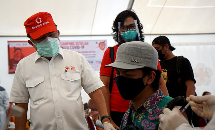 Ketua Umum Palang Merah Indonesia (PMI) Jusuf Kalla meninjau fasilitas vaksinasi PMI di Gudang Darurat Covid-19 PMI di Jakarta, Senin (12/7/2021).