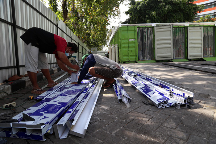 Petugas menyiapkan peralatan medis di kontainer UGD RSUD Dr Soetomo Surabaya, Jawa Timur, Senin (12/7/2021).