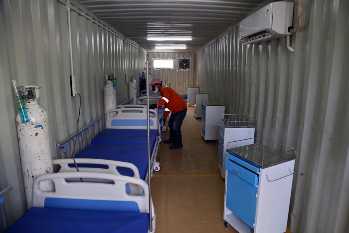 Petugas menyiapkan peralatan medis di kontainer UGD RSUD Dr Soetomo Surabaya, Jawa Timur, Senin (12/7/2021).