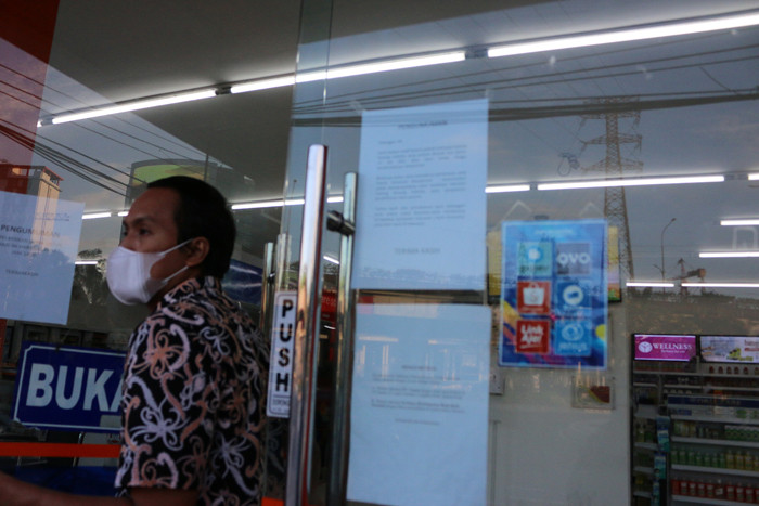 Warga saat mengunjungi apotik Kimia farma di Jakarta, Senin (12/7/2021).