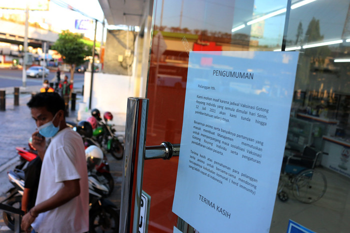 Warga saat mengunjungi apotik Kimia farma di Jakarta, Senin (12/7/2021).