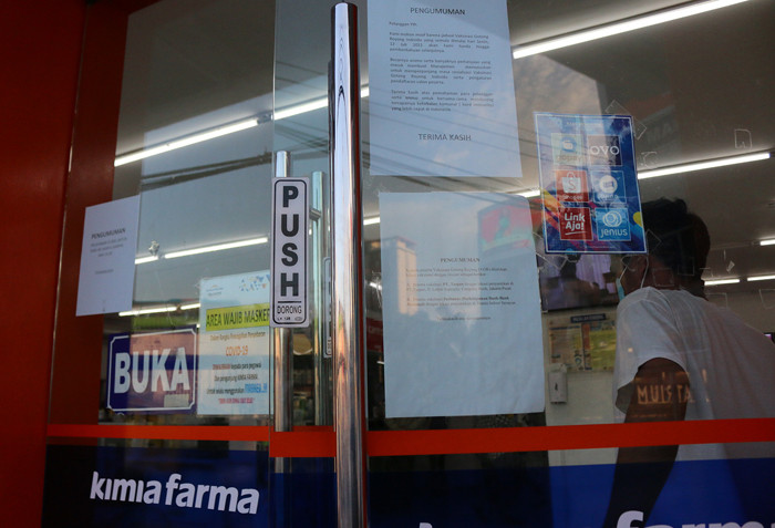 Warga saat mengunjungi apotik Kimia farma di Jakarta, Senin (12/7/2021).
