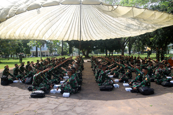 Sebanyak 114 Taruna Akademi Militer yang dipimpin Wadanmentar, Kolonel Arm Joni Prasetyo mengunjungi Mako Yonif Raider 400/BR, Srondol, Senin (12/7/2021).