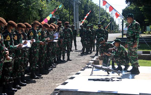 Sebanyak 114 Taruna Akademi Militer yang dipimpin Wadanmentar, Kolonel Arm Joni Prasetyo mengunjungi Mako Yonif Raider 400/BR, Srondol, Senin (12/7/2021).