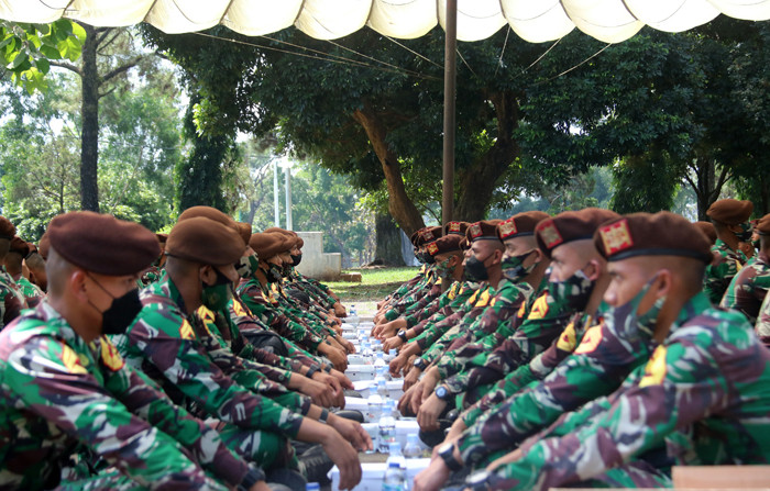Sebanyak 114 Taruna Akademi Militer yang dipimpin Wadanmentar, Kolonel Arm Joni Prasetyo mengunjungi Mako Yonif Raider 400/BR, Srondol, Senin (12/7/2021).