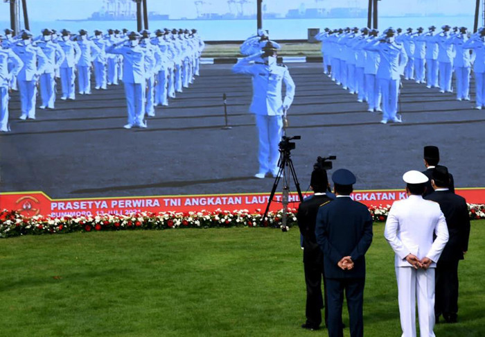 Presiden Joko Widodo saat menjadi inspektur upacara Prasetya Perwira (Praspa) TNI-Polri tahun 2021 di halaman Istana Merdeka, Jakarta, selasa (13/7/2021).