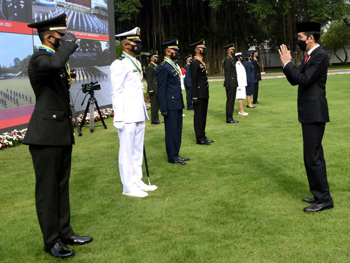 Presiden Joko Widodo saat menjadi inspektur upacara Prasetya Perwira (Praspa) TNI-Polri tahun 2021 di halaman Istana Merdeka, Jakarta, selasa (13/7/2021).