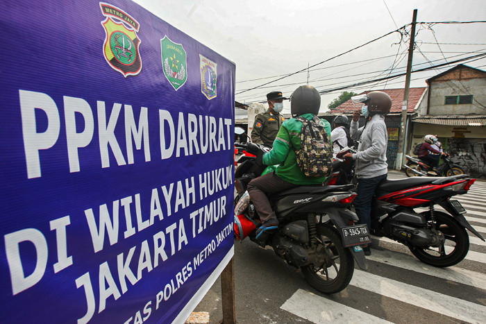 Warga saat menunjukan Surat Tanda Registrasi Pegawai (STRP) di penyekatan Jalan Raya Bogor, Jakarta Timur, Selasa (13/7/2021).