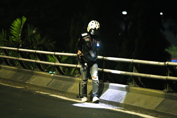 Driver Ojek Online yang tergabung dalam komunitas Tebar saat mencari ranjau paku yang bertebaran di Jalan Gatot Subroto, Jakarta, Selasa (13/7/2021).