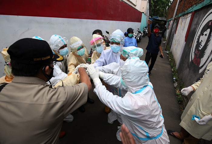Sejumlah petugas melakukan persiapan saat akan menjemput jenazah yang meninggal karena Covid-19 di kawasan Lenteng Agung, Jakarta, Selasa (13/7/2021).