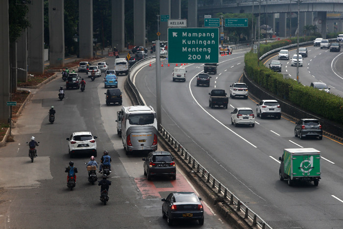 Kendaraan melintas di Jalan Gatot Subroto, Jakarta Selatan, Selasa (13/7/2021).