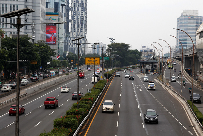 Kendaraan melintas di Jalan Gatot Subroto, Jakarta Selatan, Selasa (13/7/2021).
