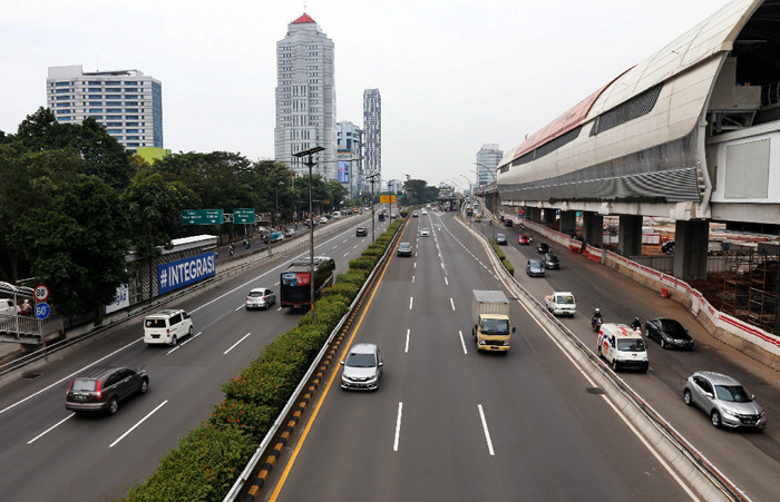 Kendaraan melintas di Jalan Gatot Subroto, Jakarta Selatan, Selasa (13/7/2021).