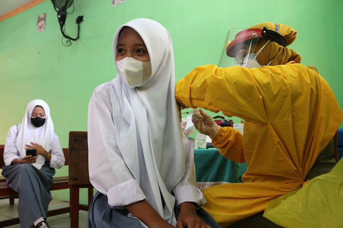 Ratusan pelajar SMP dan SMK Syahid saat mengikuti program vaksin Covid- 19 di Cilincing Jakarta Utara, Selasa (13/7/2021).