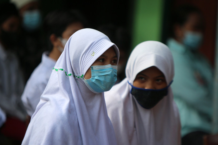 Ratusan pelajar SMP dan SMK Syahid saat mengikuti program vaksin Covid- 19 di Cilincing Jakarta Utara, Selasa (13/7/2021).