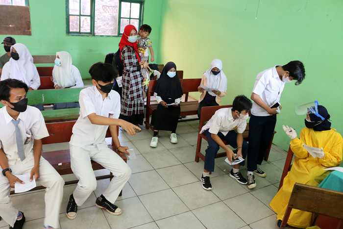 Ratusan pelajar SMP dan SMK Syahid saat mengikuti program vaksin Covid- 19 di Cilincing Jakarta Utara, Selasa (13/7/2021).