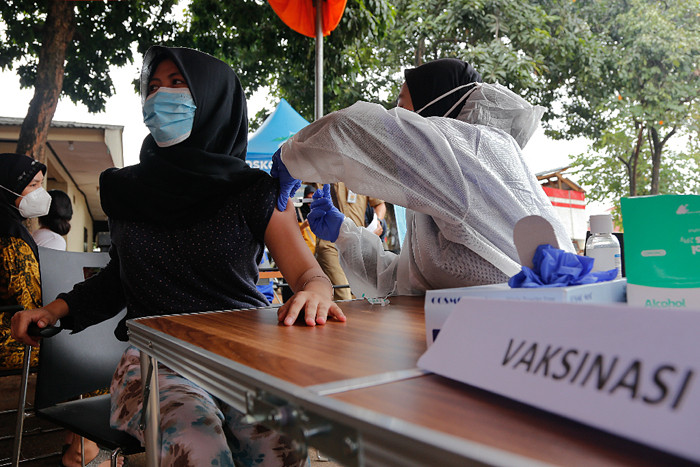 Warga melakukan vaksinasi Covid-19 keliling di halaman Stasiun Manggarai, Jakarta Selatan, Selasa (13/7/2021).