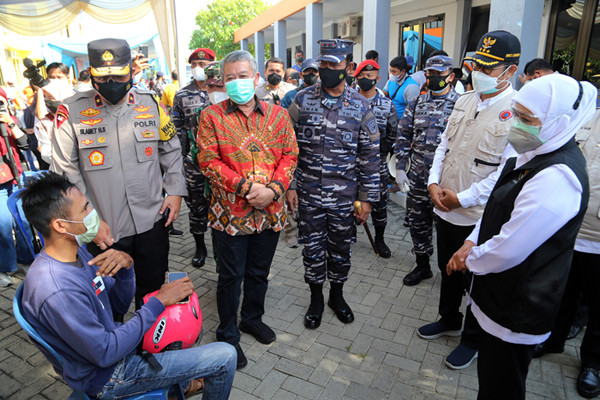 Serbuan Vaksinasi bagi masyarakat maritim di wilayah Pesisir Kabupaten Lamongan, Jawa Timur, Rabu (14/7/2021).