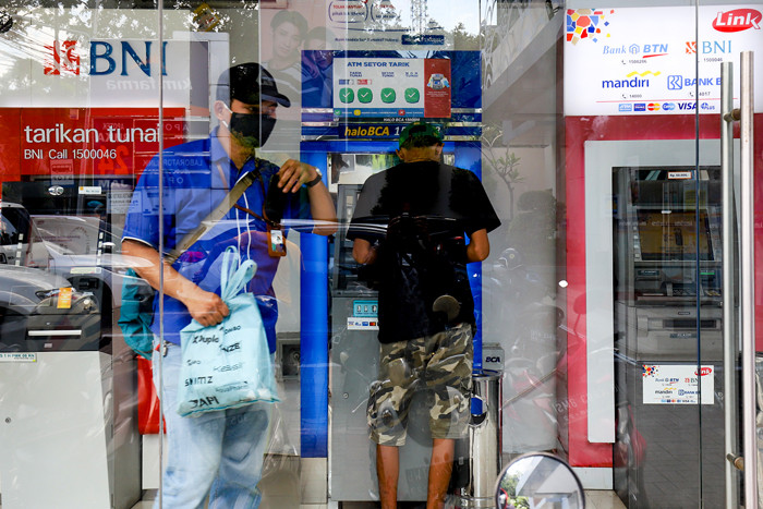 Warga saat bertransaksi di gerai ATM center, di kawasan Jakarta Selatan, Rabu (14/7/2021).