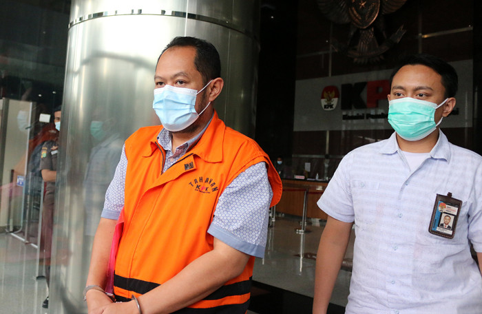 Tersangka Direktur PT Adonara Propertindo Tommy Adrian usai menjalani pemeriksaan Lanjutan di Gedung Merah Putih, Jakarta, Rabu (14/7/2021).