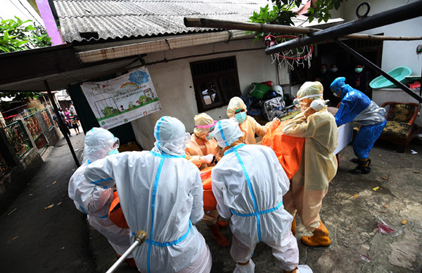 Petugas saat melakukan pemulasaran jenazah yang meninggal karena Covid-19 di kawasan Lenteng Agung, Jakarta, Selasa (13/7/2021).