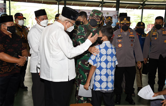 Panglima TNI Marsekal TNI Hadi Tjahjanto dan Kapolri Jenderal Polisi Listyo Sigit Prabowo meninjau dua sentra vaksinasi di wilayah Jakarta, Selasa (13/7/2021).
