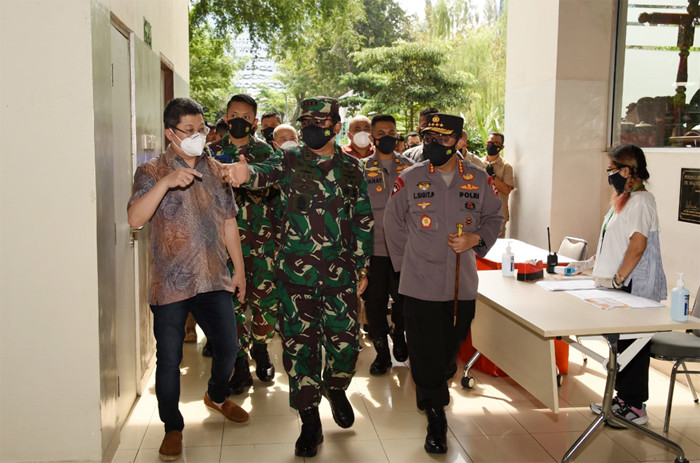Panglima TNI Marsekal TNI Hadi Tjahjanto dan Kapolri Jenderal Polisi Listyo Sigit Prabowo meninjau dua sentra vaksinasi di wilayah Jakarta, Selasa (13/7/2021).