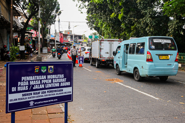Petugas berjaga di pos penyekatan Pemberlakuan Pembatasan Kegiatan Masyarakat (PPKM) Darurat Lenteng Agung, Jakarta Selatan, Rabu (14/7/2021).