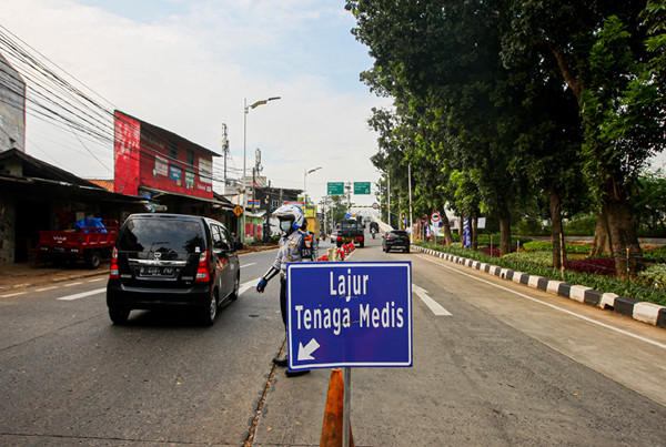 Petugas berjaga di pos penyekatan Pemberlakuan Pembatasan Kegiatan Masyarakat (PPKM) Darurat Lenteng Agung, Jakarta Selatan, Rabu (14/7/2021).