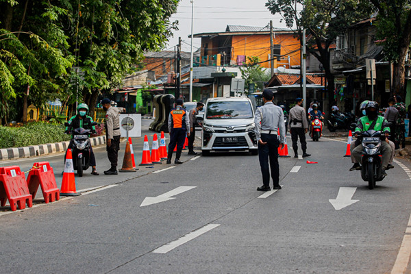 Petugas berjaga di pos penyekatan Pemberlakuan Pembatasan Kegiatan Masyarakat (PPKM) Darurat Lenteng Agung, Jakarta Selatan, Rabu (14/7/2021).