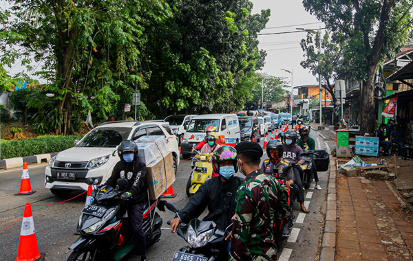 Petugas berjaga di pos penyekatan Pemberlakuan Pembatasan Kegiatan Masyarakat (PPKM) Darurat Lenteng Agung, Jakarta Selatan, Rabu (14/7/2021).