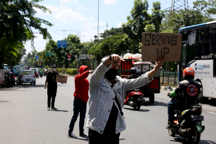Sejumlah tukang servis handphone menawarkan jasanya di sekitar Pusat Grosir Cililitan (PGC), Jakarta Timur, Rabu (14/7/2021).