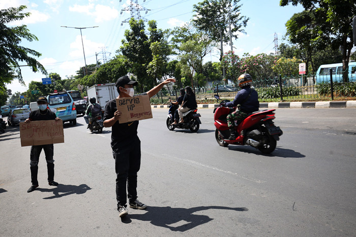 Sejumlah tukang servis handphone menawarkan jasanya di sekitar Pusat Grosir Cililitan (PGC), Jakarta Timur, Rabu (14/7/2021).
