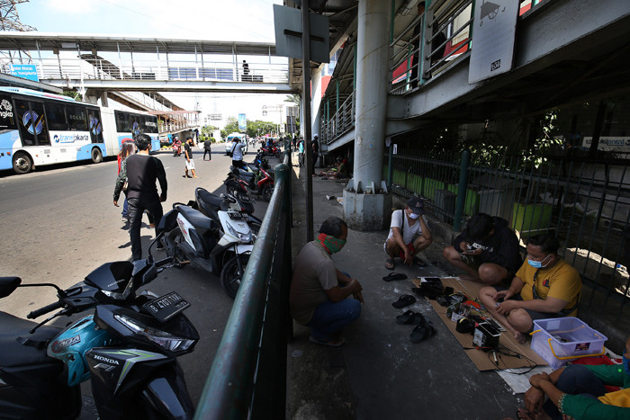 Sejumlah tukang servis handphone menawarkan jasanya di sekitar Pusat Grosir Cililitan (PGC), Jakarta Timur, Rabu (14/7/2021).